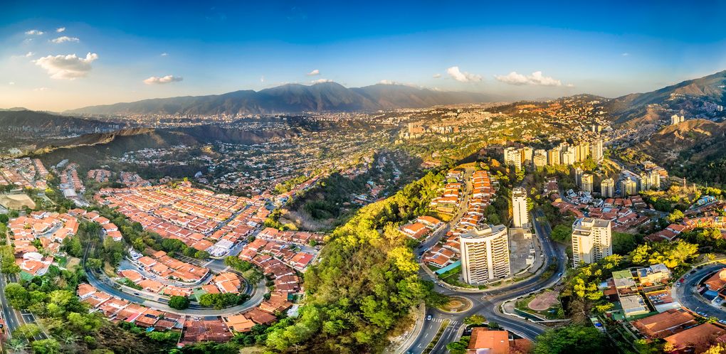 Vista urbana de Venezuela entre montañas